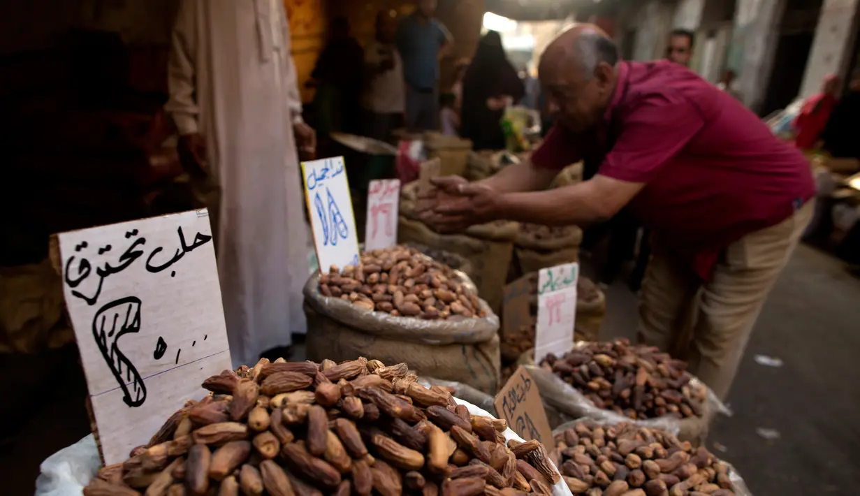 Warga saat membeli kurma di sebuah pasar di Kairo, Mesir, (24/5). Umat muslim di seluruh dunia bersiap untuk merayakan datangnya bulan suci Ramadan. (AP Photo / Amr Nabil)