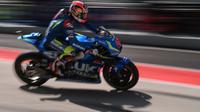 Pebalap Suzuki Ecstar, Maverick Vinales, berada di peringkat kedua saat latihan bebas pertama MotoGP Malaysia, Jumat (28/10/2016). (AFP/Mohd Rasfan)