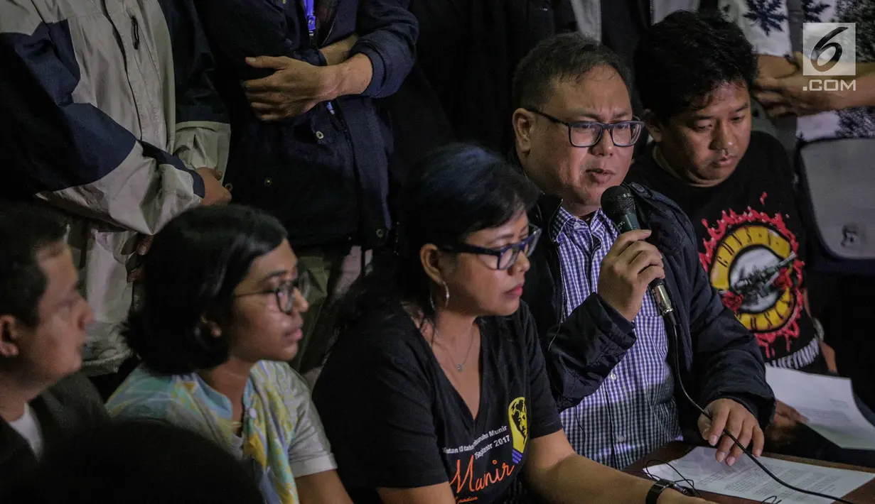 Akademisi Batara (kedua kanan) menyampaikan keterangan pers di Gedung YLBHI, Kamis (7/3). Mereka meminta kepolisian membebaskan Robertus Robet karena lagu yang dinyanyikan Robertus tidak bermaksud menghina institusi TNI. (Liputan6.com/Faizal Fanani)