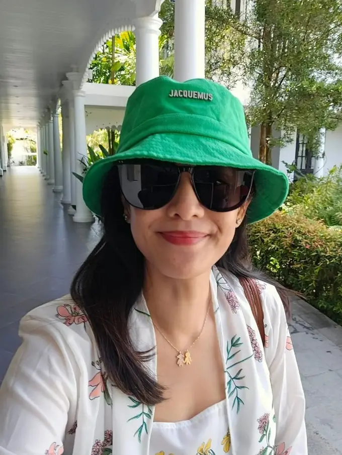 Dian Sastrowardoyo liburan di pantai (Instagram/therealdisastr)