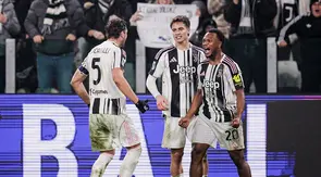 Lois Openda (kanan) merayakan golnya di laga Juventus vs AS Roma di pekan ke-16 Liga Italia 2025/2026 di Allianz Stadium, Minggu (21/12/2025). (Fabio Ferrari/LaPresse via AP)