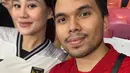 Pasangan suami istri ini juga tak mau ketinggalan tampil stylish. Aaliyah memilih jersey putih, sedangkan Thariq mengenakan jersey merah, menciptakan tampilan couple yang seimbang dan menarik perhatian. [@thariqhalilintar].