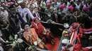 Di belakang Jokowi-JK, sebuah kereta kencana mengiringi dengan mengangkut Ibu Negara, Iriana Widodo, dan istri Wakil Presiden, Mufidah Kalla, Jakarta, (20/10/14). (Liputan6.com/Faizal Fanani) 