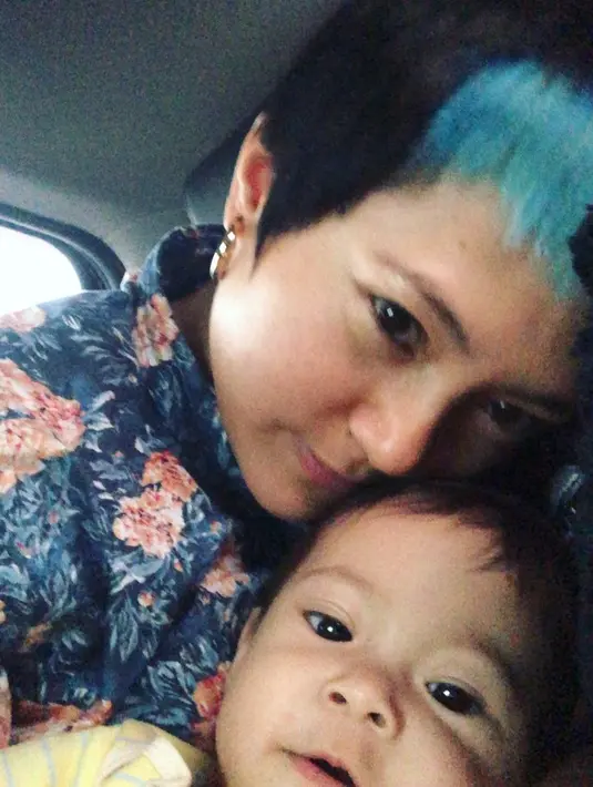 "Hari ini kita cari peralatan MPASI, sama sekalian stroller untuk traveling. Ini June udah mau 8 bulan dan kita bentar lagi mau liburan, ada stroller di rumah kayaknya kurang praktis, harus cari stroller yang compact yang bisa masuk cabin," ungkap Poppy Sovia. (Instagram/popsovia)