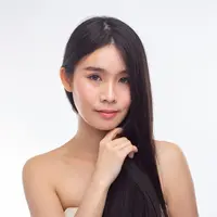 Urutan perawatan rambut yang tepat untuk menjaga akar tetap kuat, mengurangi kerontokan, dan mencegah rambut menipis dengan langkah yang mudah diterapkan sehari-hari. (Foto: jcomp/Freepik)