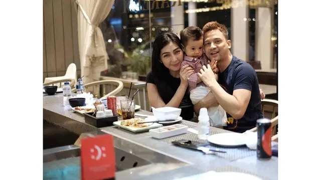 Jarang Terekspos, Ini 7 Momen Seru Lucky Perdana dengan Keluarga Kecilnya