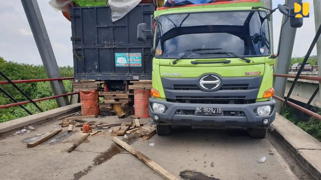 Kementerian PUPR memperbaiki jembatan Way Mesuji di Jalan Lintas Sumatera, Sumatera Selatan, yang ambrol pada Senin 17 Juni 2019.