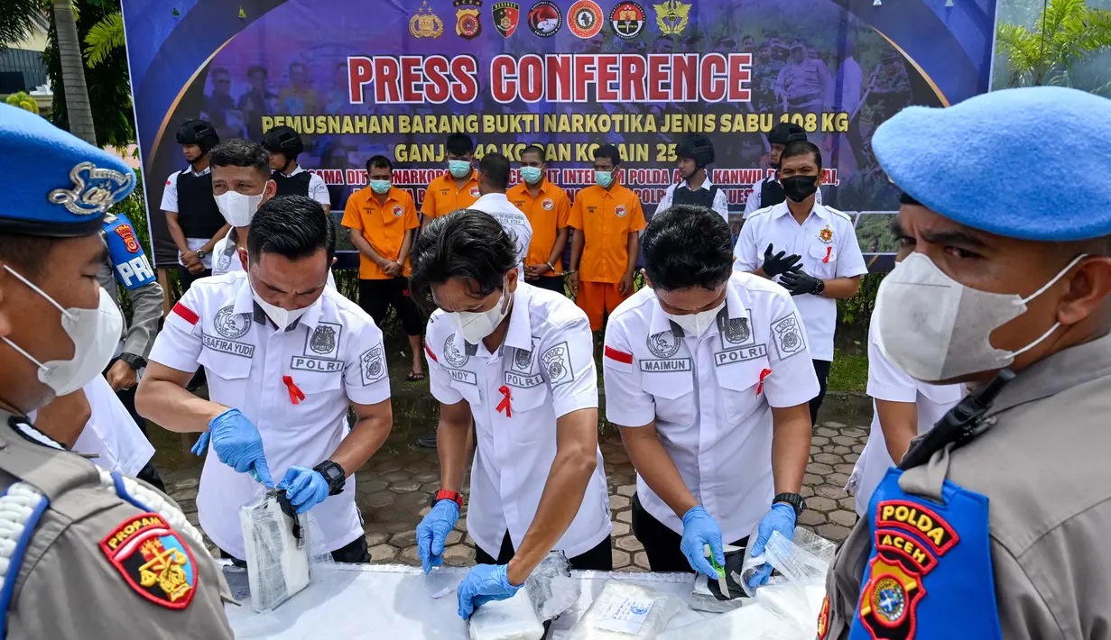 Sebelum dimusnahkan, seluruh barang bukti telah melalui pengujian oleh Balai Pengawasan Obat dan Makanan (BPOM) Banda Aceh untuk memastikan kandungan zat di dalamnya. (CHAIDEER MAHYUDDIN/AFP)