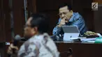 Terdakwa dugaan korupsi proyek e-KTP, Setya Novanto menyimak keterangan saksi Wakil Ketua MPR RI, Mahyudin pada sidang lanjutan di Pengadilan Tipikor, Jakarta, Kamis (15/3). Mahyudin saksi yang meringankan terdakwa. (Liputan6.com/Helmi Fithriansyah)