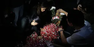 Julia Perez, pergi meninggalkan keluarga, sahabat, dan para penggemarnya. Tidak sedikit masyarakat yang menumpahkan air matanya ketika hadir di lokasi pemakaman di TPU Pondok Ranggon, Jakarta Timur. (Bambang E.Ros/Bintang.com)