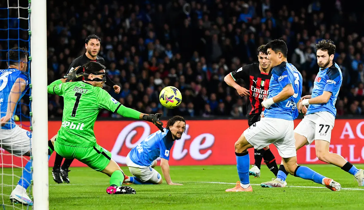 Pemain AC Milan, Brahim Diaz mencetak gol kedua timnya ke gawang Napoli pada laga pekan ke-28 Liga Italia 2022/2023 yang berlangsung di Stadio Diego Armando Maradona, Senin (03/04/2023) dini hari WIB. AC Milan menang dengan skor 4-0. (AFP/Tiziana Fabi)