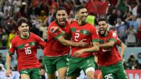 Maroko. Maroko menjadi negara Afrika terbaru alias keempat yang mampu lolos ke perempatfinal di Piala Dunia edisi terbaru pada 2022 di Qatar. Achraf Hakimi dkk bahkan bisa menjadi wakil Afrika pertama yang mampu lolos hingga semifinal bahkan menjadi juara jika mampu memenangi laga perempatfinal melawan Portugal. Pada fase grup, Maroko berhasil memuncaki Grup F di atas Kroasia dan mampu membuat Belgia angkat koper lebih awal. Pada fase knock-out, Spanyol menjadi korban keganasan Maroko di babak 16 besar dengan kemenangan 3-0 (0-0) lewat adu penalti. (AFP/Javier Soriano)