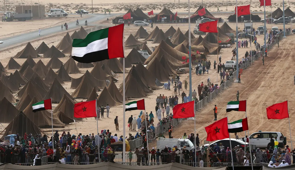 Tenda-tenda didirikan selama Festival Tan-Tan Moussem Berber ke-14 di Kota Tan-Tan, Maroko, Minggu (8/7). Festival tahunan ini sudah diakui oleh UNESCO sebagai warisan budaya dunia. (KARIM SAHIB/AFP)