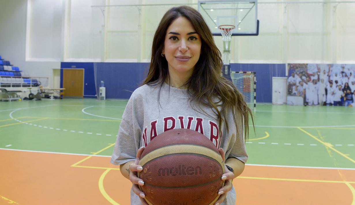 Fatima tumbuh dikelilingi oleh keluarga yang berkecimpung di dunia olahraga. Ibunya pernah melatih tim nasional wanita di Bahrain, dan saudara kembarnya adalah pembalap drag. (AFP/Mazen Mahdi)