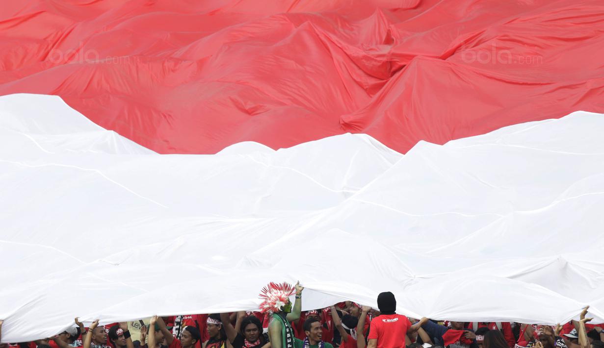 Suporter membentangkan bendera Indonesia saat pertandingan melawan Timor Leste di Stadion MPS, Selangor, Minggu (20/8/2017). Indonesia menang 1-0 atas Timor Leste. (Bola.com/Vitalis Yogi Trisna)