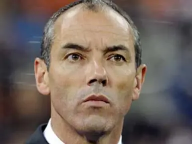 Ekspresi pelatih Kamerun Paul Le Guen di laga terakhir penyisihan Grup E PD 2010 melawan Belanda di Cape Town Stadium, 24 Juni 2010. Kamerun kalah 1-2. AFP PHOTO / LIU JIN 