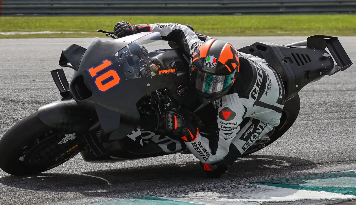 Pebalap Repsol Honda Luca Marini mengendarai motornya saat tes pramusim MotoGP 2024 di Sirkuit Internasional Sepang, Sepang, Malaysia, Selasa (06/02/2024).  (AFP/Mohd Rasfan)