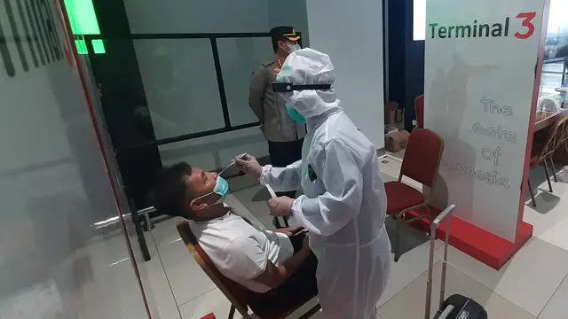 Tes swab antigen pemudik di Bandara Soetta