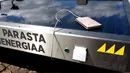 Sebuah ponsel terlihat di bangku panel surya di Helsinki, Finlandia, (9/7). Daya perangkat yang dihasilkan oleh panel surya disimpan dalam akumulator built-in. (AFP Photo/Lehtikuva/Martti Kainulainen)