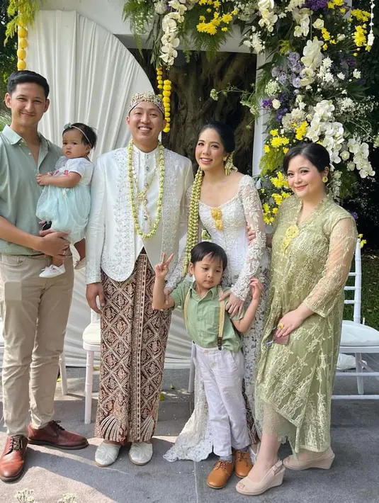 Terlihat keluarga Tasya Kamila pun hadir dengan dresscode sage. Tasya mengenakan dress brokat dipadukan brosnya. [@tasyakamila]