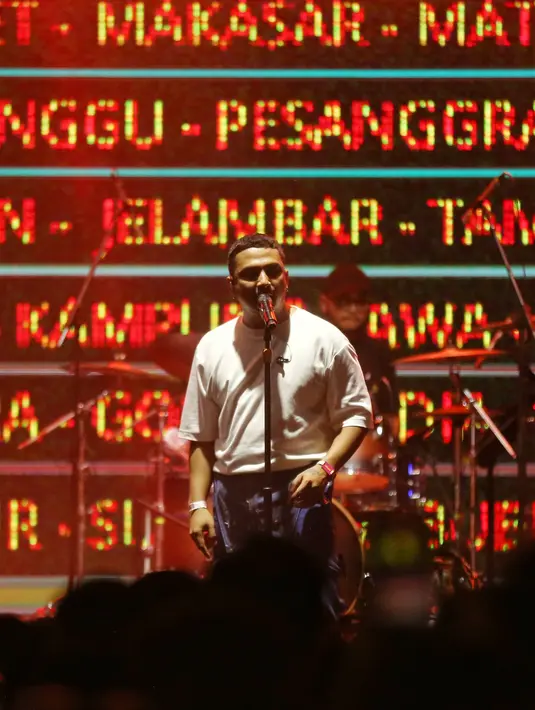 Penampilan Sal Priadi di We The Fest 2024. [Foto: Adrian Putra/Fimela]