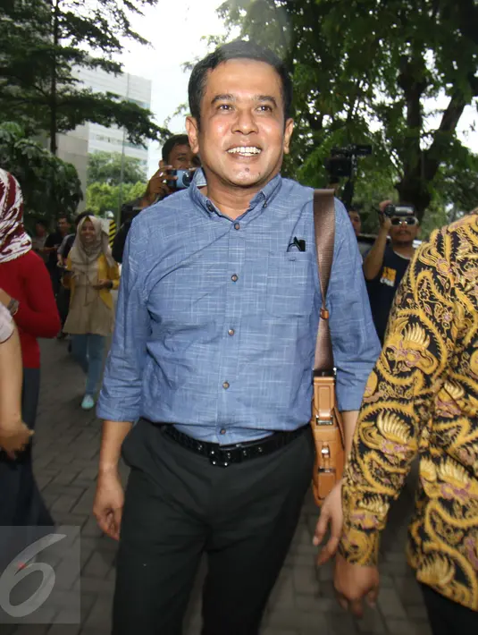 Bupati Nganjuk, Taufiqurrahman bergegas meninggalkan gedung KPK usai menjalani pemeriksaan, Jakarta, Selasa (24/1). TFR diduga melakukan korupsi dalam proyek pengadaan atau persewaan di tahun 2009. (Liputan6.com/Helmi Afandi)