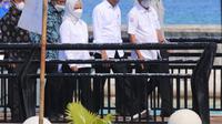 Menteri Kelautan dan Perikanan Sakti Wahyu Trenggono mendampingi Presiden Jokowi di Wakatobi, Sulawesi Tenggara
