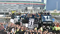 Rombongan pemain Juventus keluar dari stadion saat parade keberhasilan meraih juara Serie A 2017-2018 di Turin, Italia, (19/5/2018). Juventus raih gelar Seri A tujuh kali secara beruntun. (AFP/Andreas Solaro)