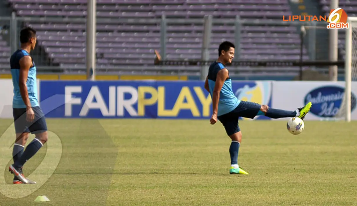 Kapten Timnas Indonesia M Robi (kanan) terlihat berlatih serius jelang laga melawan Cina dalam lanjutan kualifikasi Piala Asia 2015 (Liputan6.com/ Helmi Fithriansyah)