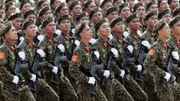 Tentara Vietnam memegang senjata buatan Israel selama perayaan Hari Nasional di Ba Dinh, Hanoi, Vietnam, (2/9). Peningkatan kekuatan militer ini dilakukan seiring ketegangan di kawasan Laut Cina Selatan yang menjadi wilayah sengketa. (REUTERS)
