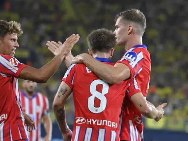 Penyerang Atletico Madrid #09 Alexander Sorloth (kanan) berselebrasi dengan Marcos Llorente setelah mencetak gol penyama kedudukan ke gawang Villarreal pada duel pekan ke-1 Liga Spanyol 2024/2025 di Estadio de la Ceramica, Selasa, (20/8/2024). (JOSE JORDAN / AFP)