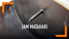 Jamaah masjid di Semarang Jawa Tengah masih menggunakan jam matahari untuk menentukan waktu pelaksanaan ibadah salat. Jam matahari terbuat dari bahan tembaga. Bagaimana cara menggunakannya?