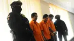 Tersangka dihadirkan saat rilis pengungkapan kasus pemalsuan mata uang asing di Polda Metro Jaya, Jakarta, Senin (8/4). Subdit 3 Resmob Dit Reskrimum Polda Metro Jaya berhasil mengamankan tiga orang tersangka beserta barang bukti di Sawangan, Depok, Jawa Barat. (Liputan6.com/Herman Zakharia)