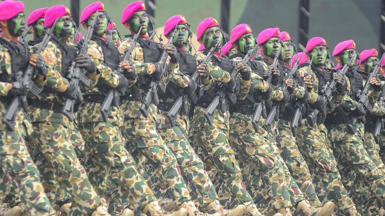 Defile Pasukan dan Alutsista Meriahkan Gladi Bersih HUT ke-79 TNI