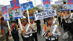 Barisan polisi cilik membuka acara tahunan Karnaval Budaya Lubuklinggau pada perayaan HUT yang ke-13, (17/10/14). (Liputan6.com/Miftahul Hayat)