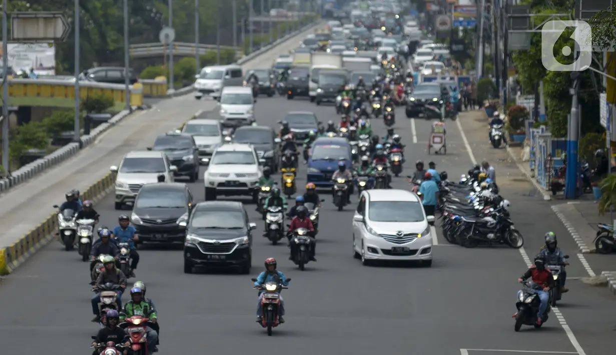 Kendaraan melintas di kawasan Gajah Mada, Jakarta, Jumat, (7/2/2020). Parkir motor dan mobil di Kawasan Jalan Gajah Mada-Hayam Wuruk merupakan kawasan ganjil-genap sehingga penerapan sistem ini berjalan pada pukul 06.00-10.00 WIB dan pukul 16.00-20.00 WIB. (merdeka.com/Imam Buhori)