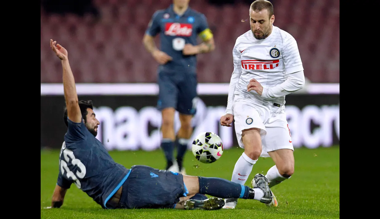 Penyerang Inter Milan, Rodrigo Palacio berusaha melewati bek Napoli Raul Albiol pada laga serie A di stadion San Paolo, Italy (8/3/2015).  Napoli bermain imbang 2-2 dengan Inter Milan. (Reuters/Ciro De Luca)