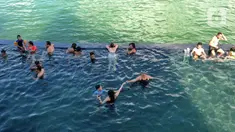 Sejumlah wisatawan berendam di kolam air panas yang terletak di pinggir Danau Batur, Kintamani, Bangli, Bali, Rabu (04/03/20222). Kunjungan wisatawan domestik (Wisdom) ke Pulau Bali saat libur Lebaran 2022 terus meningkat. Per hari kedatangan wisdom rata-rata 40 ribu, dibandingkan sebelum lebaran berkisar 20 ribu per hari. (merdeka.com/Arie Basuki)
