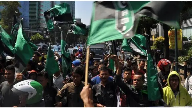  Kericuhan kongres nasional Himpunan Mahasiswa Islam (HMI) di Pekanbaru, Riau, kembali pecah, Senin (23/11/2015) dinihari. Akibatnya, seorang mahasiswa dari UIN Sultan Syarif Kasim bernama Syahroni terkapar tak sadarkan diri terkena tembakan sumpit.