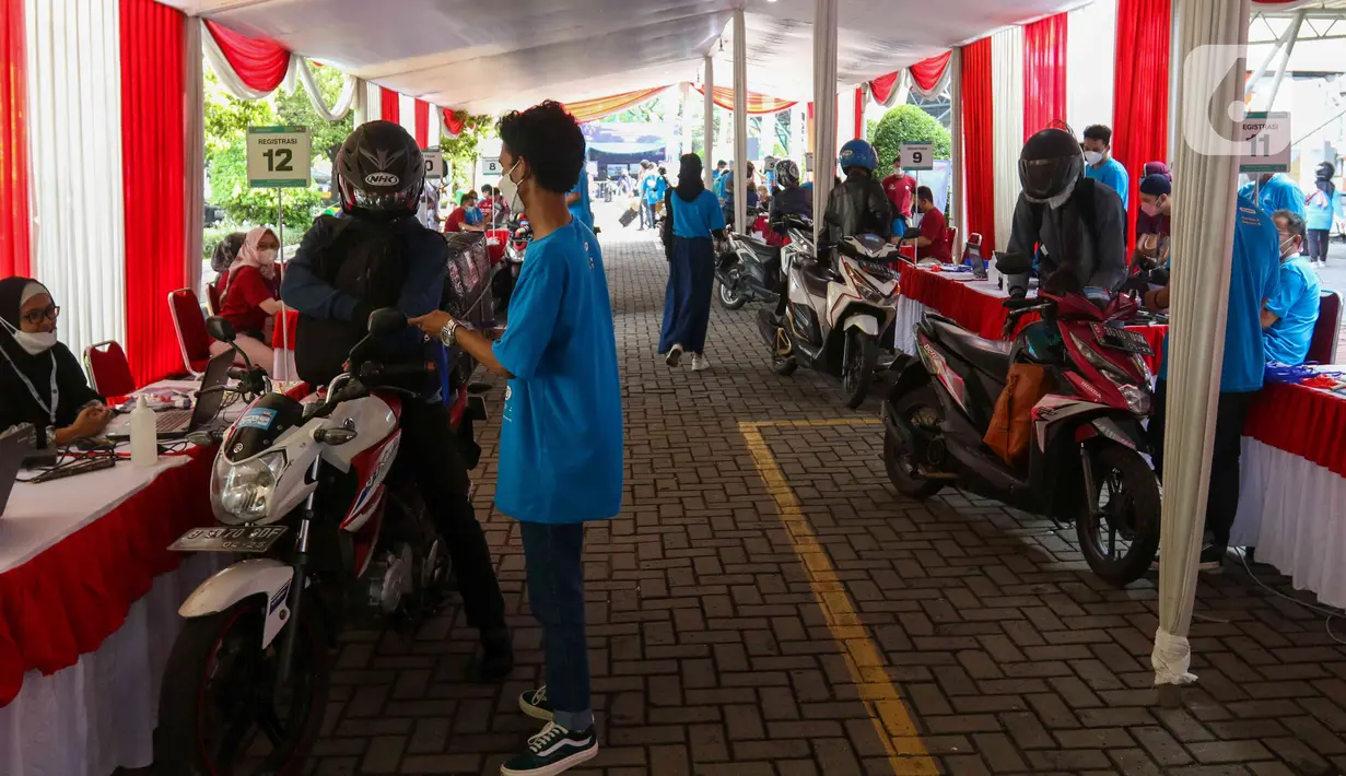 <p>Penumpang Kapal KM Dobonsolo tujuan Semarang melakukan registrasi ulang di Pelabuhan Indonesia 2, Tanjung Priok, Jakarta Utara, Selasa, (26/42022). PT Pelayaran Nasional Indonesia atau PT PELNI (Persero) memprediksi penumpang kapal pada musim mudik 2022 ini bisa menembus 417.676 orang selama periode H-15 hingga H+15 Lebaran. (Liputan6.com/Herman Zakharia)</p>