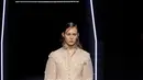 Koleksi ini menampilkan kerah frill yang bisa dilepas, memberikan fleksibilitas dalam gaya. Inspirasi ini berasal dari tokoh Orlando dalam novel Virginia Woolf, yang menggambarkan perubahan identitas tanpa batasan waktu atau gender. Visualisasi koleksi ini juga didukung oleh Robert Wilson, dengan permainan warna gelap ke terang yang menunjukkan perubahan suasana.  [Dok/Dior],