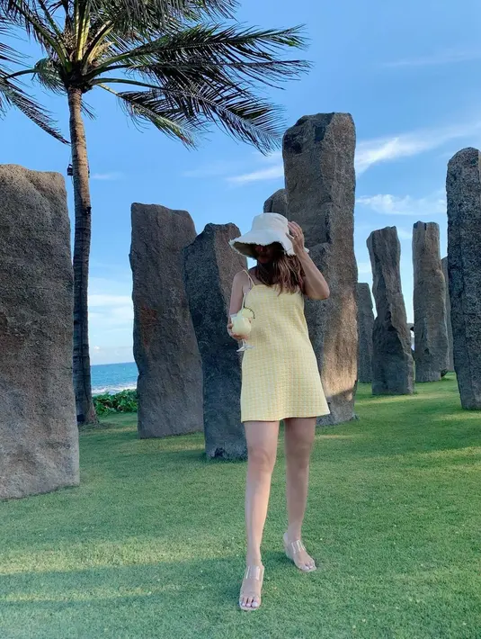 Memadukan sebuah dress kasual dengan topi seperti yang dilakukan oleh Eva ini juga bisa dijadikan sebagai inspirasi. Dirinya pun memilih menggunakan busana yang cukup simpel serta sandal yang terbilang menggemaskan. (Liputan6.com/IG/@eva_anindita_zachrie)