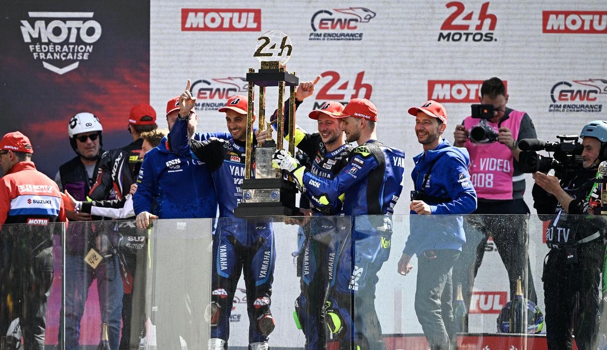 Tim Balap Yart Yamaha Official merayakan kemenangan di atas podium dalam ajang 24 Hours of Le Mans yang berlangsung di Sirkuit Bugatti, Prancis, 19 April 2026 waktu setempat. (AFP/Julien De Rosa)