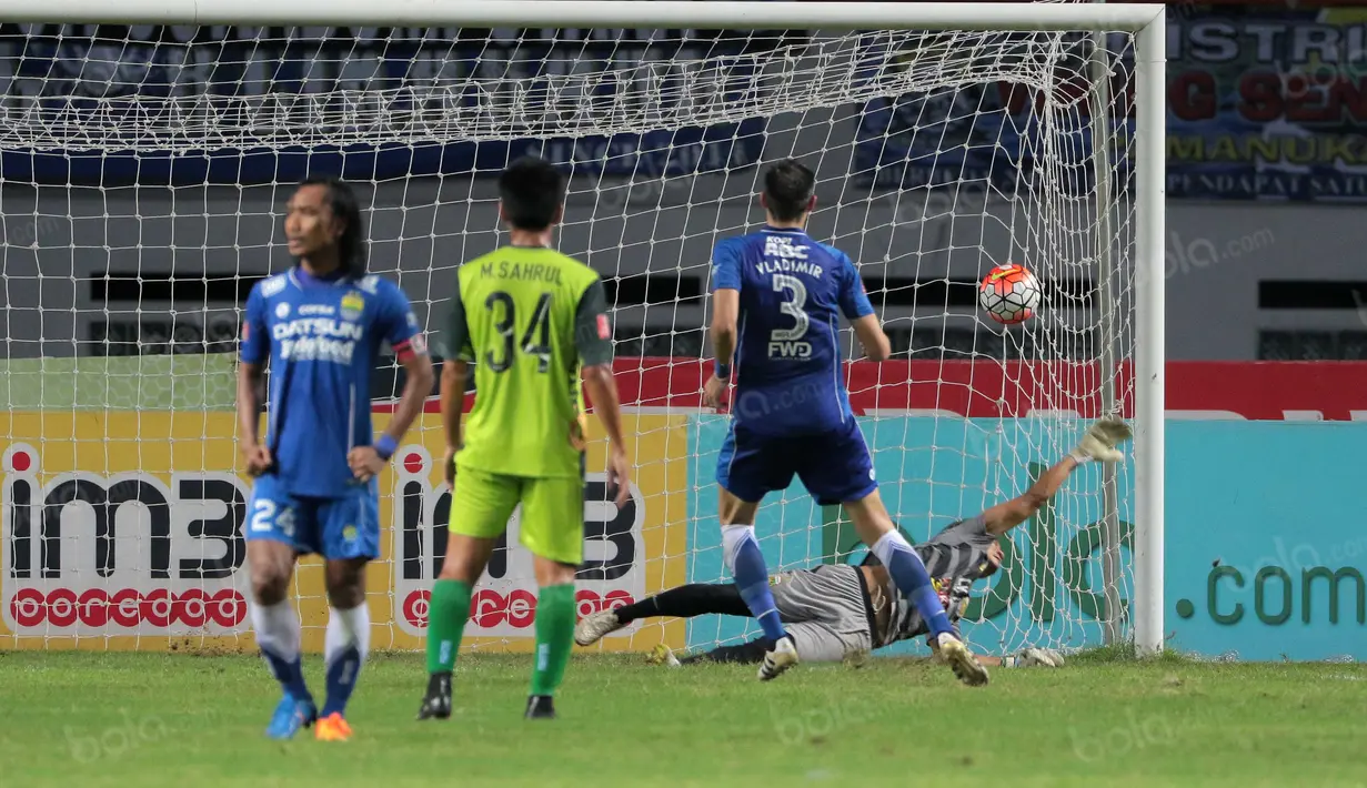 Vladimir Vujovic (2kanan) saat mencetak gol ke gawang Bhayangkara United pada lanjutan Torabika SC 2016 di Stadion Wibawa Mukti, Cikarang, Rabu (12/10/2016). (Bola.com/Nicklas Hanoatubun)