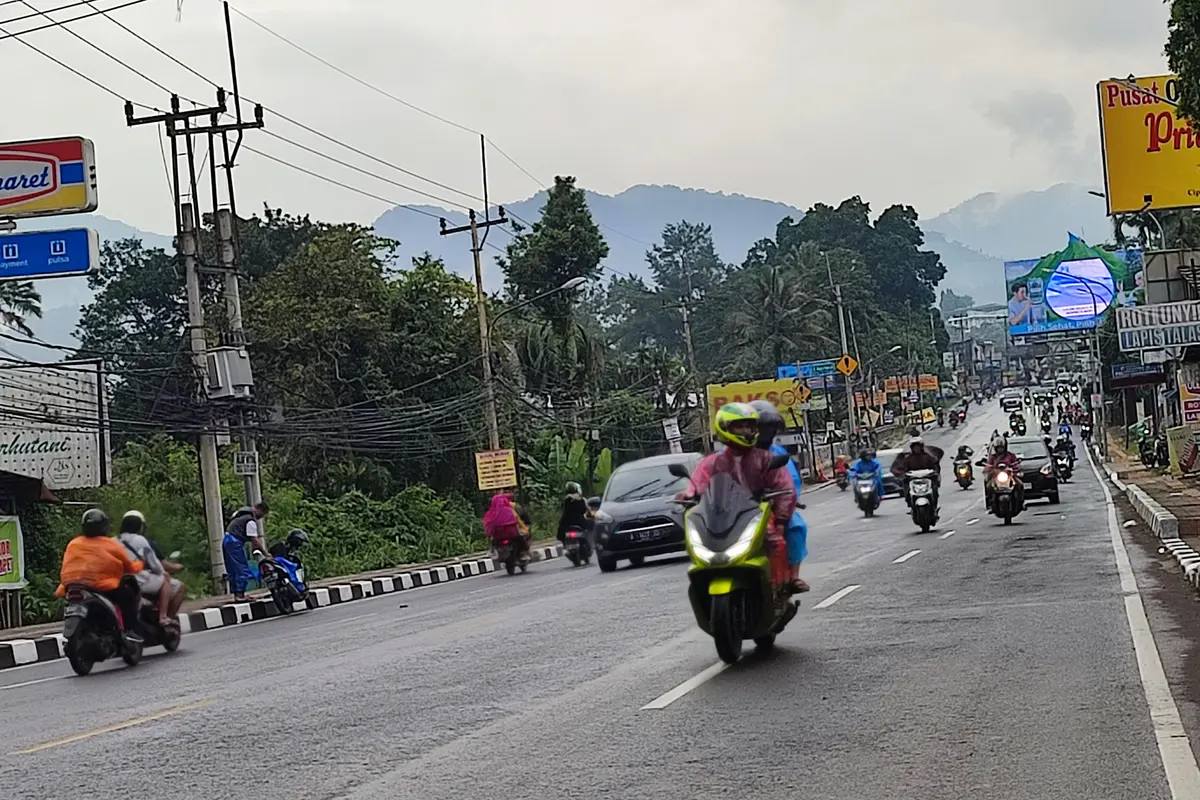 Volume kendaraan di jalur Puncak, Kabupaten Bogor cenderung menurun di hari kelima libur lebaran, Rabu (26/4/4/2023).