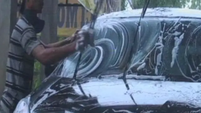 [VIDEO] Gunung Kelud Meletus, Jasa Cuci Kendaraan Laris Manis