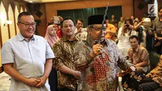 Ketua Umum PBNU KH Said Aqil Siroj menunjukan keris  dalam acara Silaturrahim Kebudayaan di Gedung PBNU, Jakarta (28/7). Tema acara tersebut Meneguhkan Kebudayaan Bangsa, Memperkuat Keutuhan Negara Kesatuan RI. (Liputan6.com/Faizal Fanani)