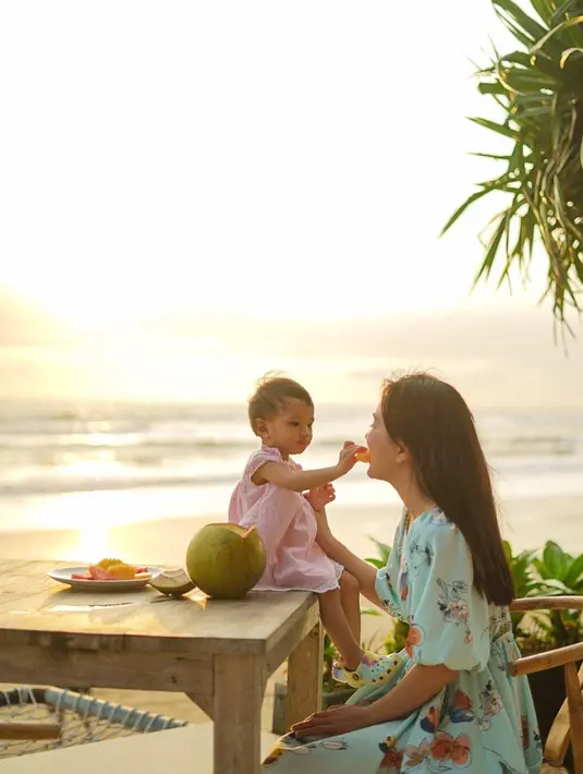 Momen liburan ini diabadikan dengan sangat indah di berbagai unggahan Shandy di Instagram. (Instagram @shandyaulia)