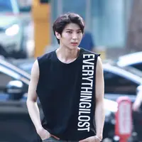 Wanita mana yang tidak tergoda dengan wajah tampan Leo VIXX. Selain punya wajah tampan, ia juga punya bahu lebar dan dada bidang. (Foto: koreaboo.com)