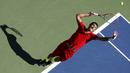 Aksi petenis Australia, Bernard Tomic, saat bertanding melawan petenis Prancis, Richard Gasquet, dalam Turnamen Tenis AS Terbuka 2015 di New York, AS. (5/9/2015). (Reuters/Mike Segar)